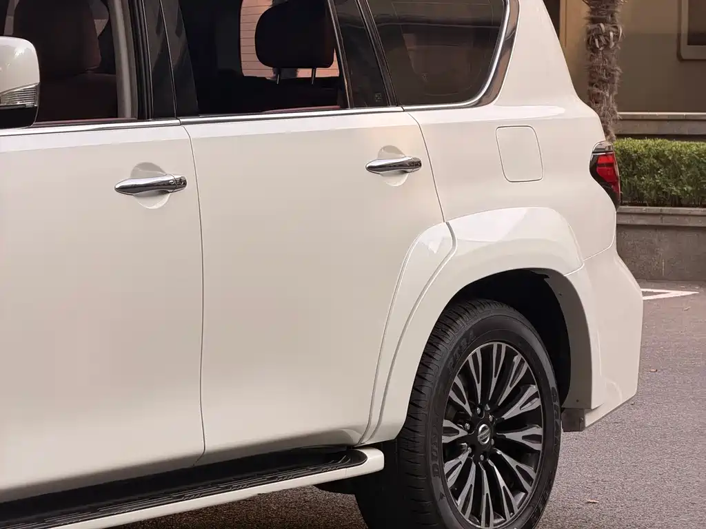 Nissan Patrol — миниатюра 13