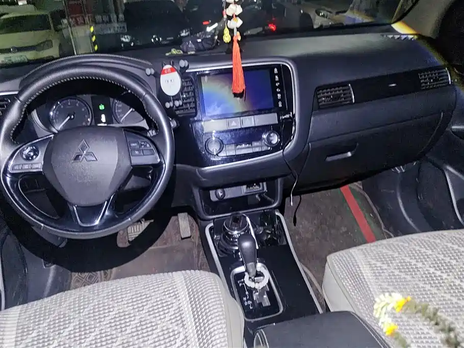 MITSUBISHI OUTLANDER