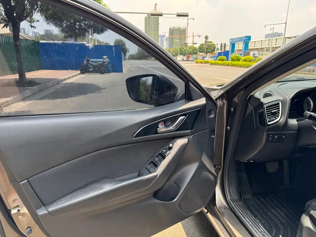 Mazda 3 Axela Sedan 1.5L Auto Comfort Type, фото 9