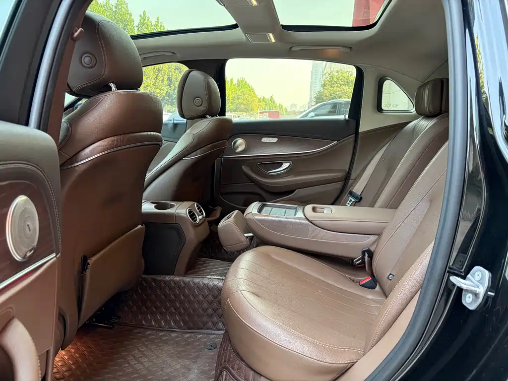 Mercedes-Benz E-Class — миниатюра 6