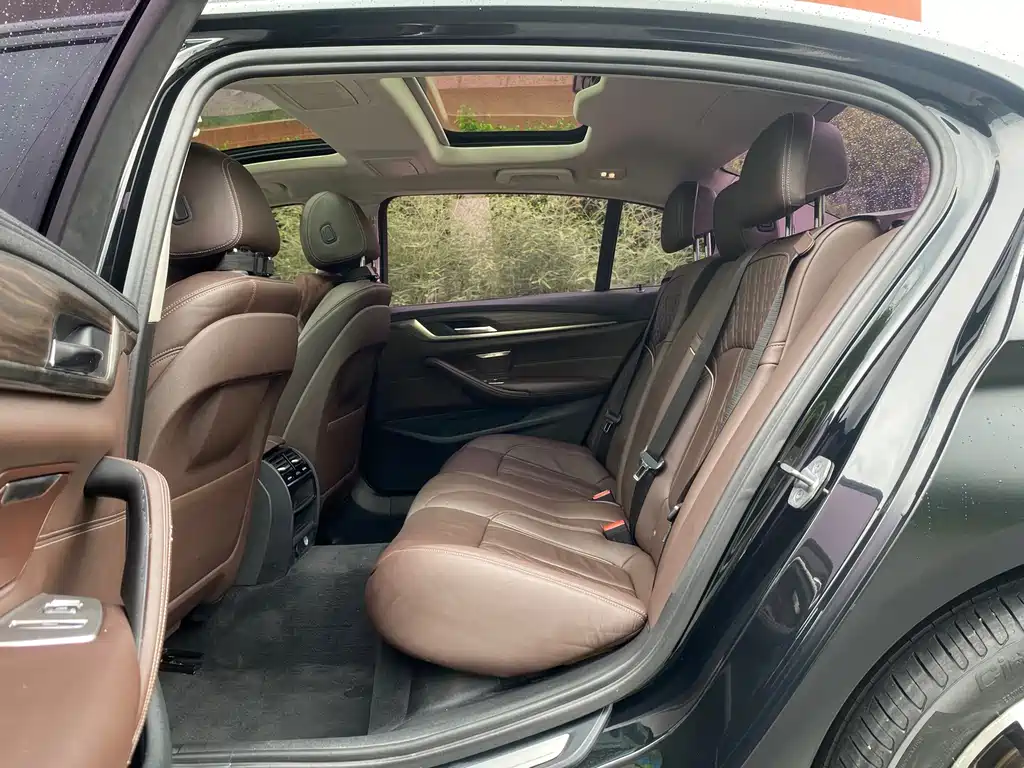BMW 5 Series — миниатюра 15