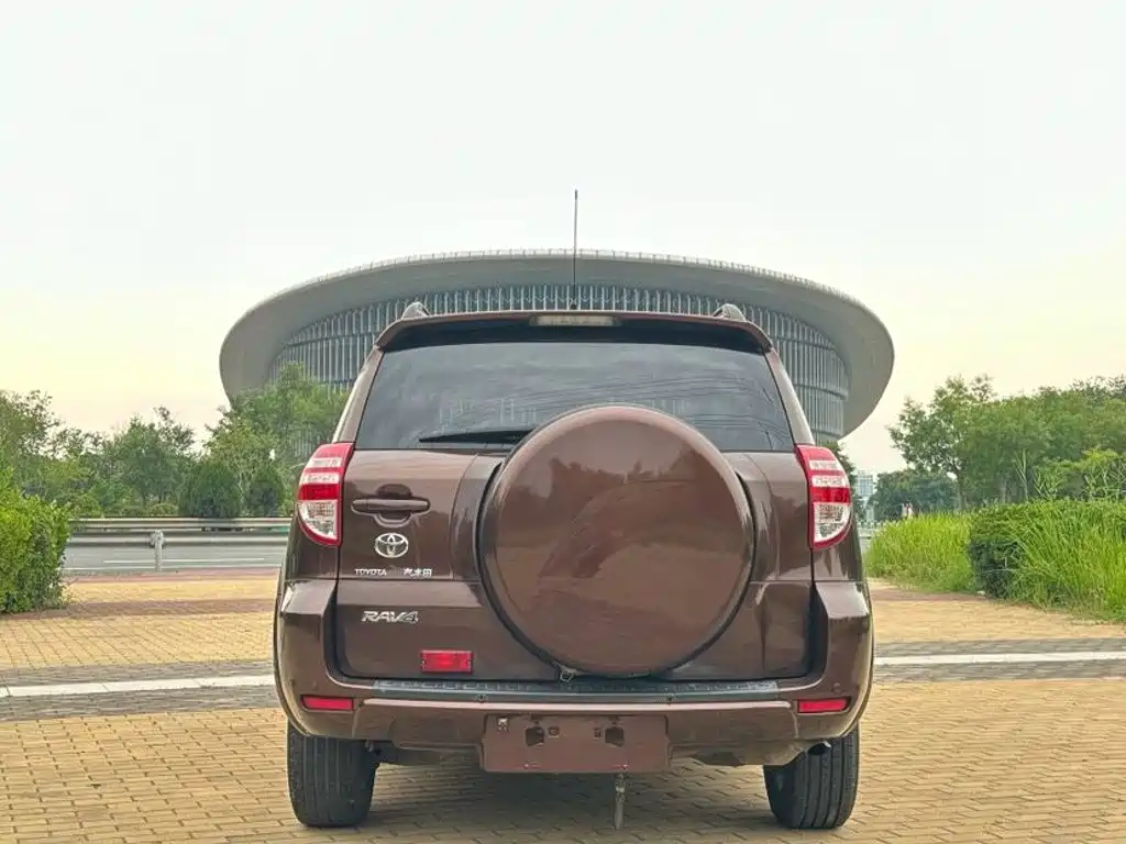 Toyota RAV4 — миниатюра 5