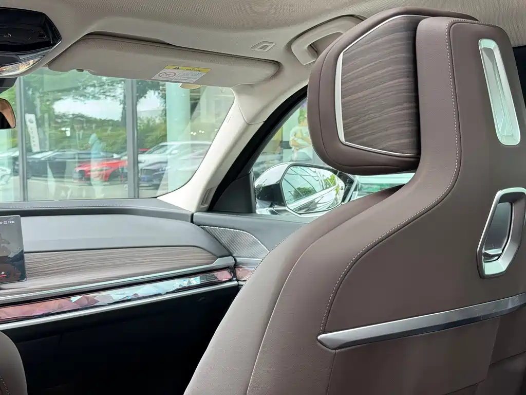 BMW 7 Series — миниатюра 11