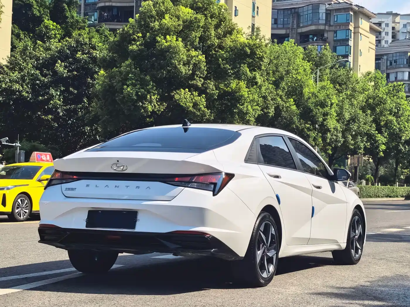 Hyundai Elantra 2023 Белый из Китая