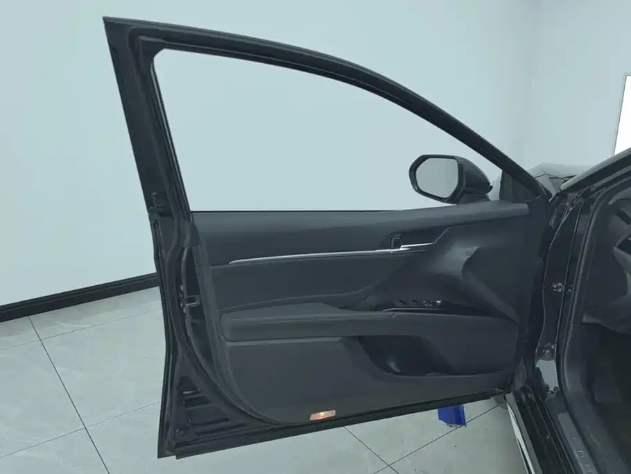 Toyota Camry — миниатюра 7