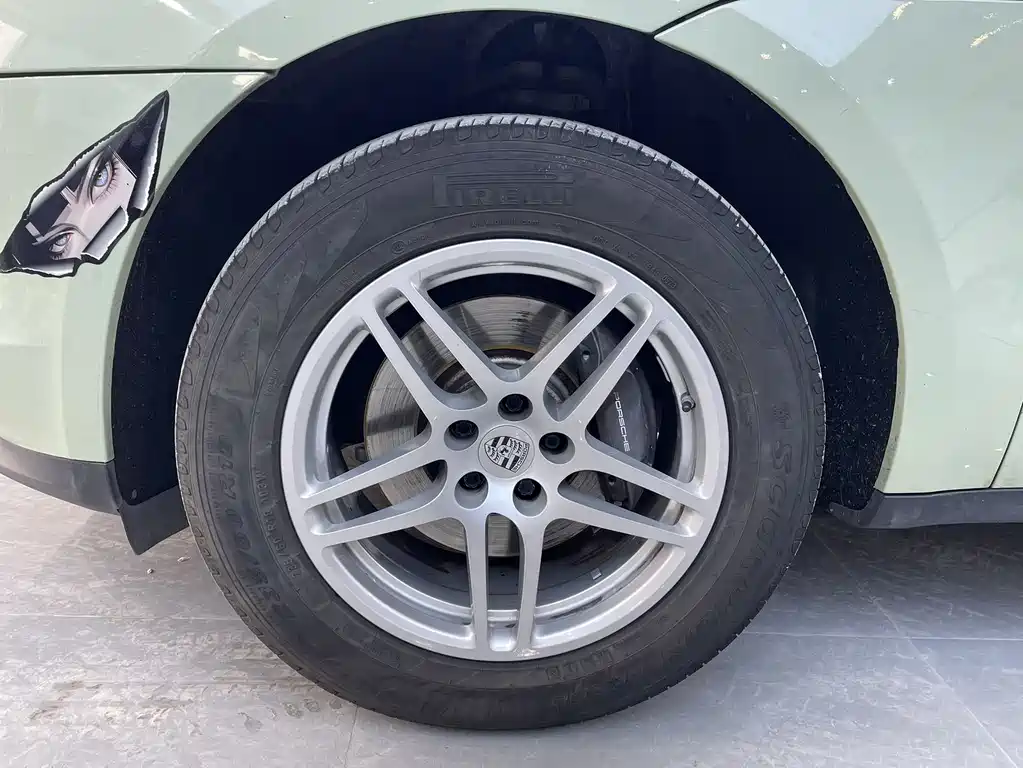 PORSCHE MACAN