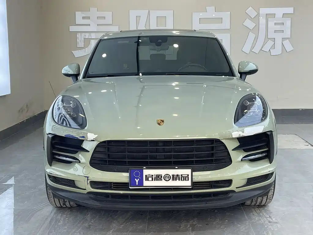 PORSCHE MACAN