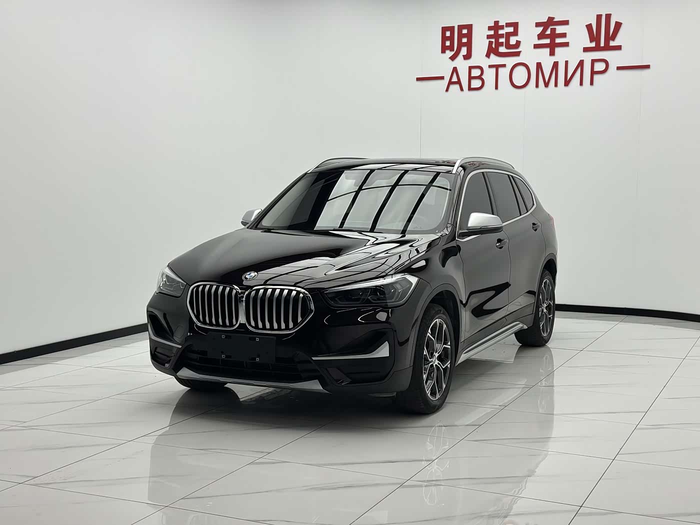BMW X1 1.5 л 2023 г. шампань/коричневый, пробег 14000 км