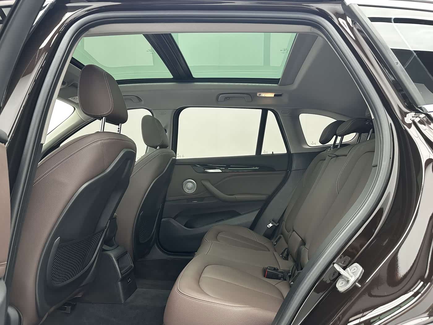 BMW X1 1.5 л 2023 г. шампань/коричневый, пробег 14000 км