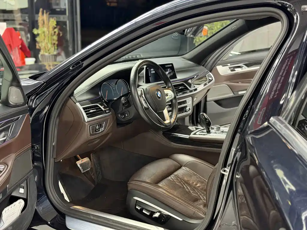 BMW 7 Series — миниатюра 8