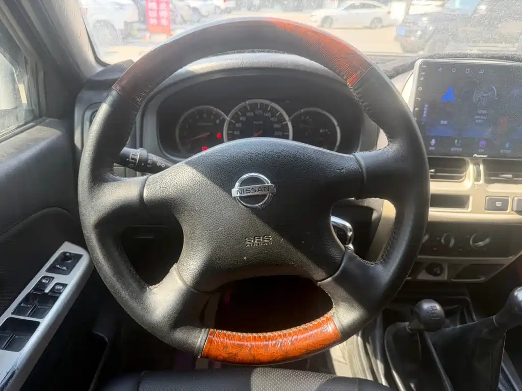 Nissan Paladin — миниатюра 6