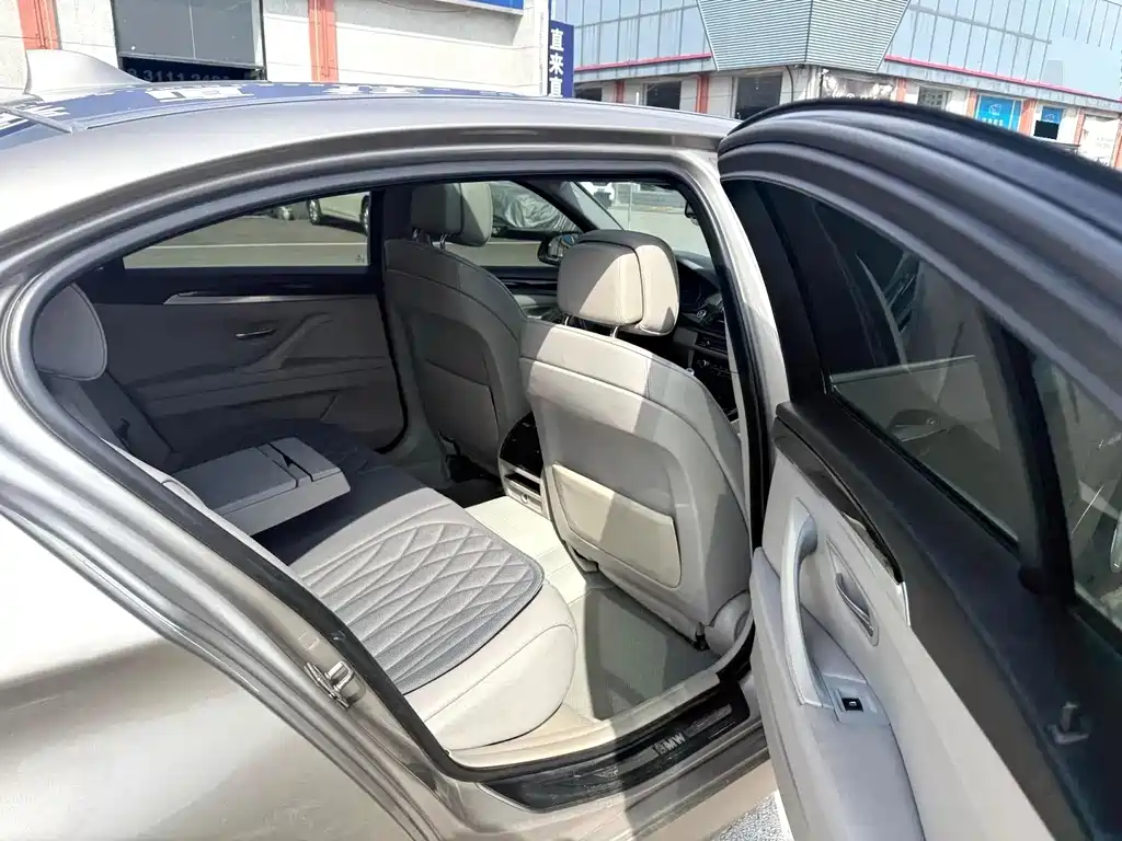 BMW 5 Series — миниатюра 8