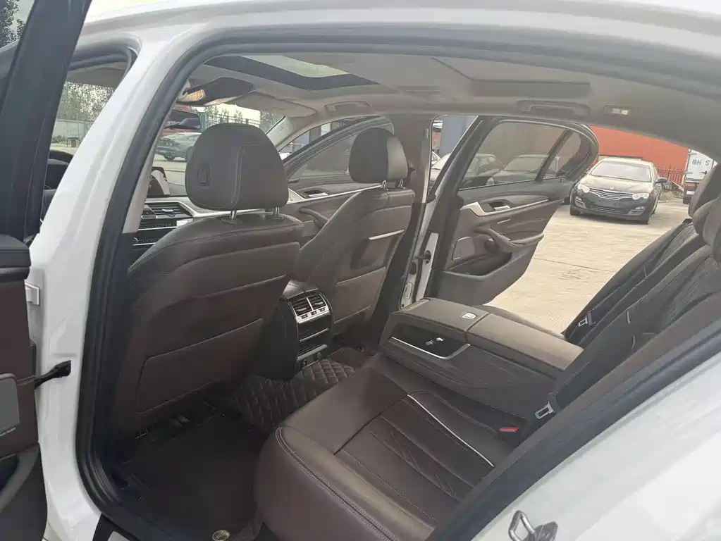 BMW 5 Series — миниатюра 9