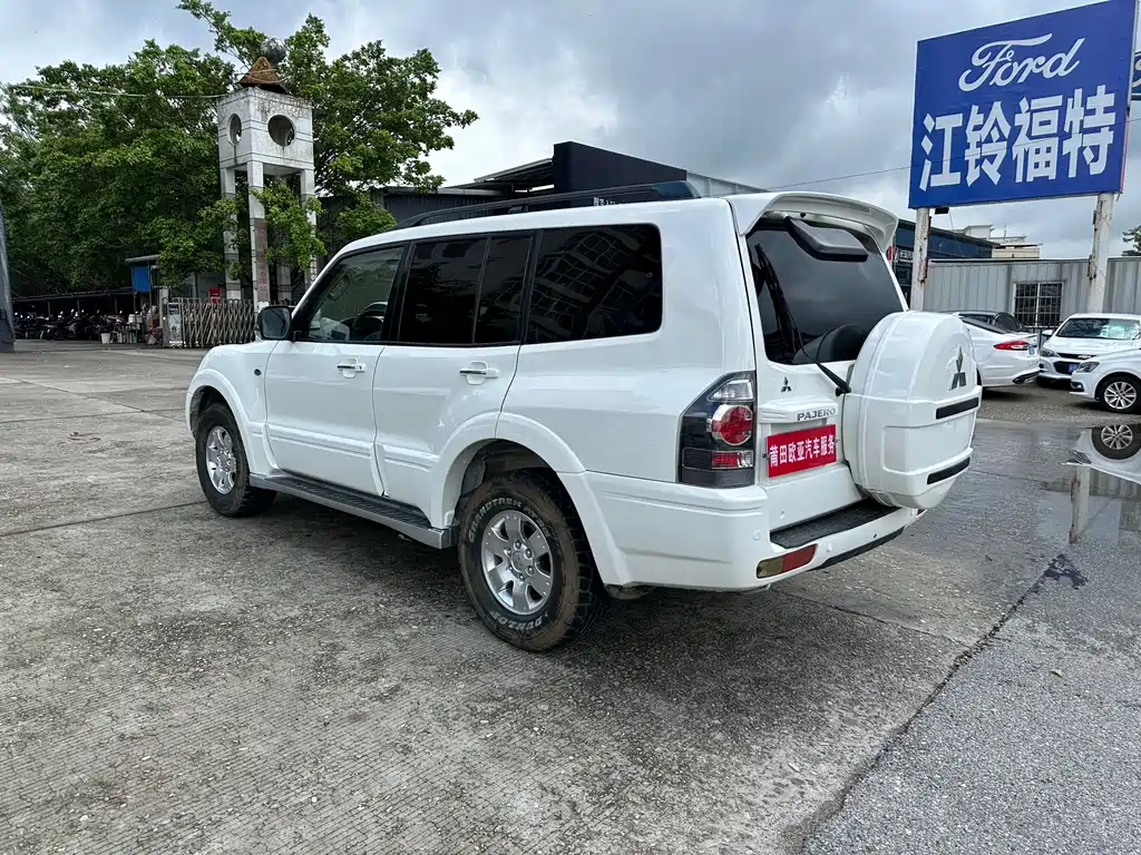 Mitsubishi Pajero — миниатюра 6