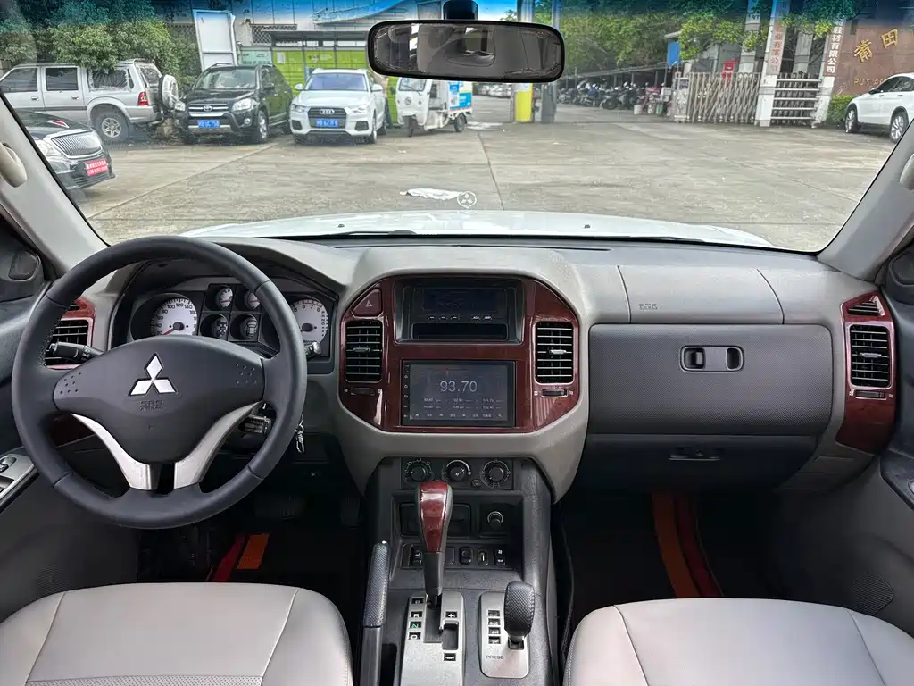 Mitsubishi Pajero — миниатюра 12