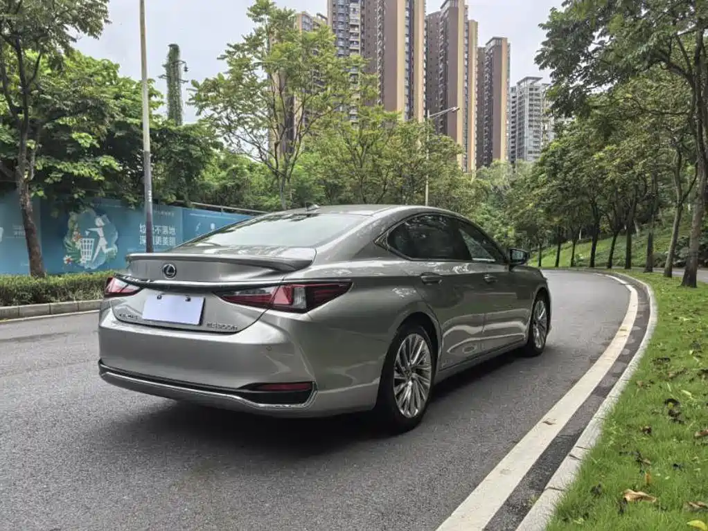 Lexus ES — миниатюра 9
