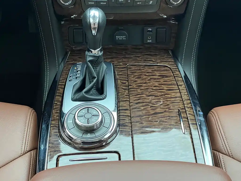 Nissan Patrol — миниатюра 27