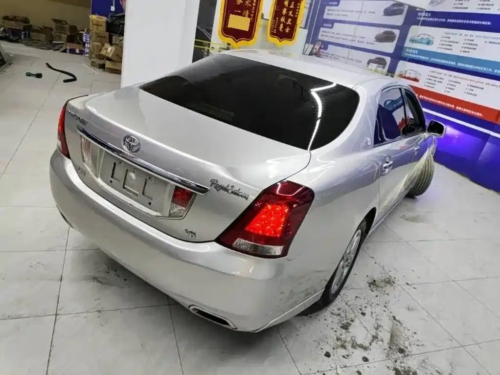 Toyota Crown — миниатюра 2
