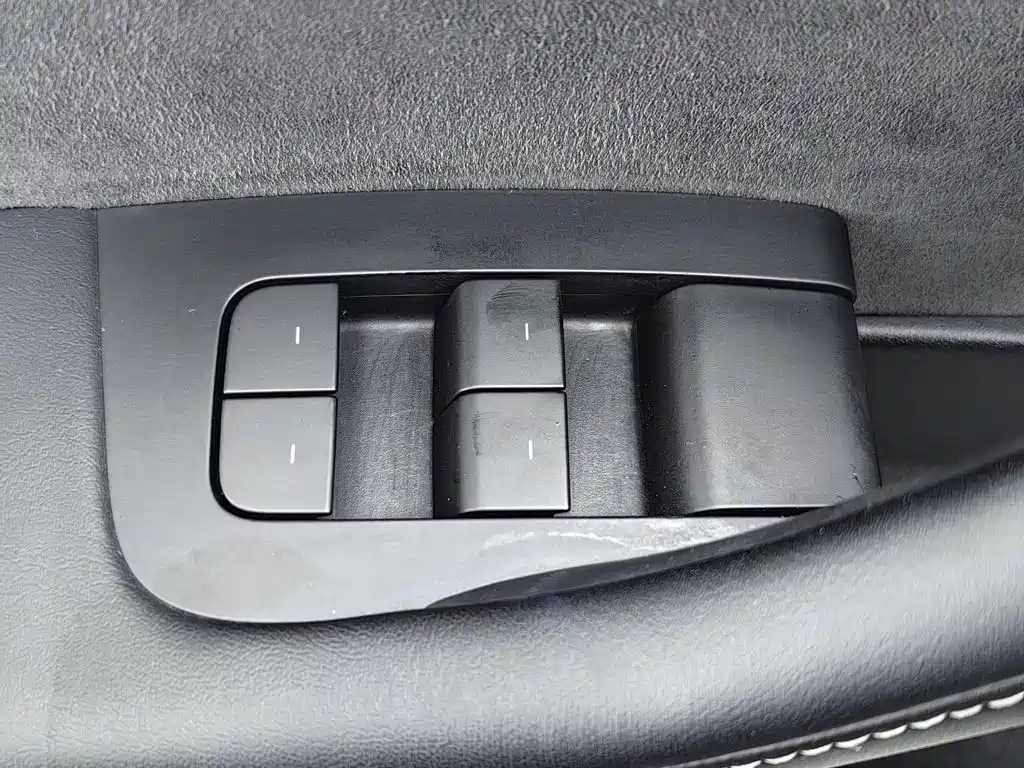Tesla Model Y — миниатюра 9