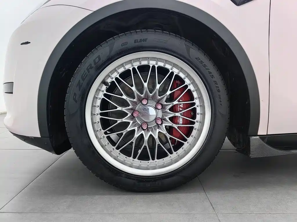 Tesla Model Y — миниатюра 17
