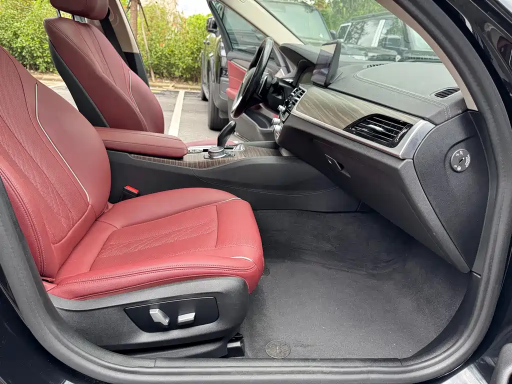 BMW 5 Series — миниатюра 12