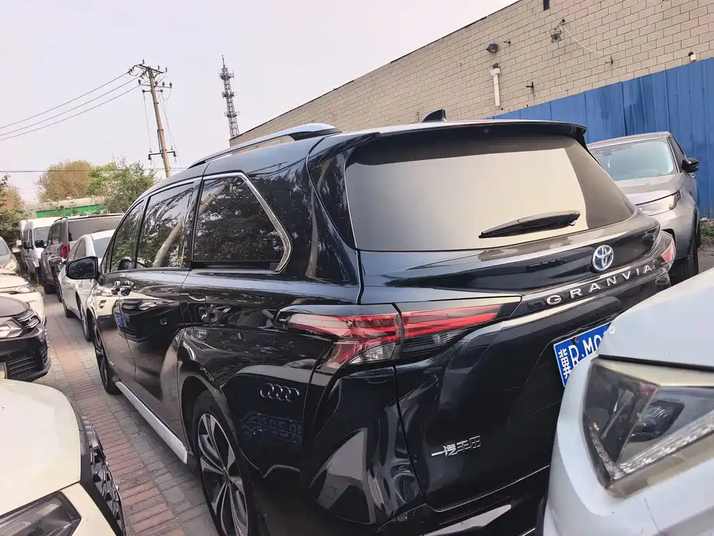 Toyota Granvia — миниатюра 9
