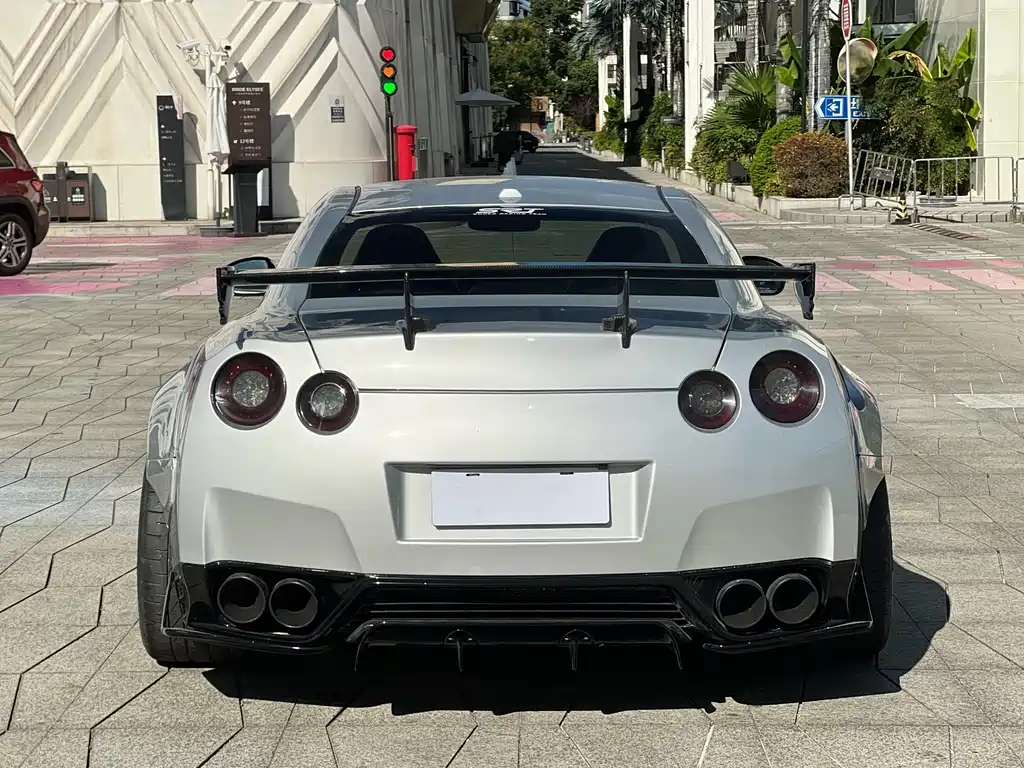Nissan GT-R — миниатюра 5