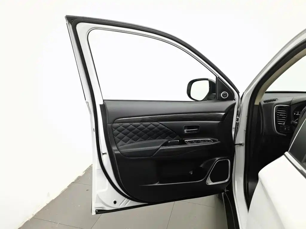 Mitsubishi Outlander — миниатюра 8