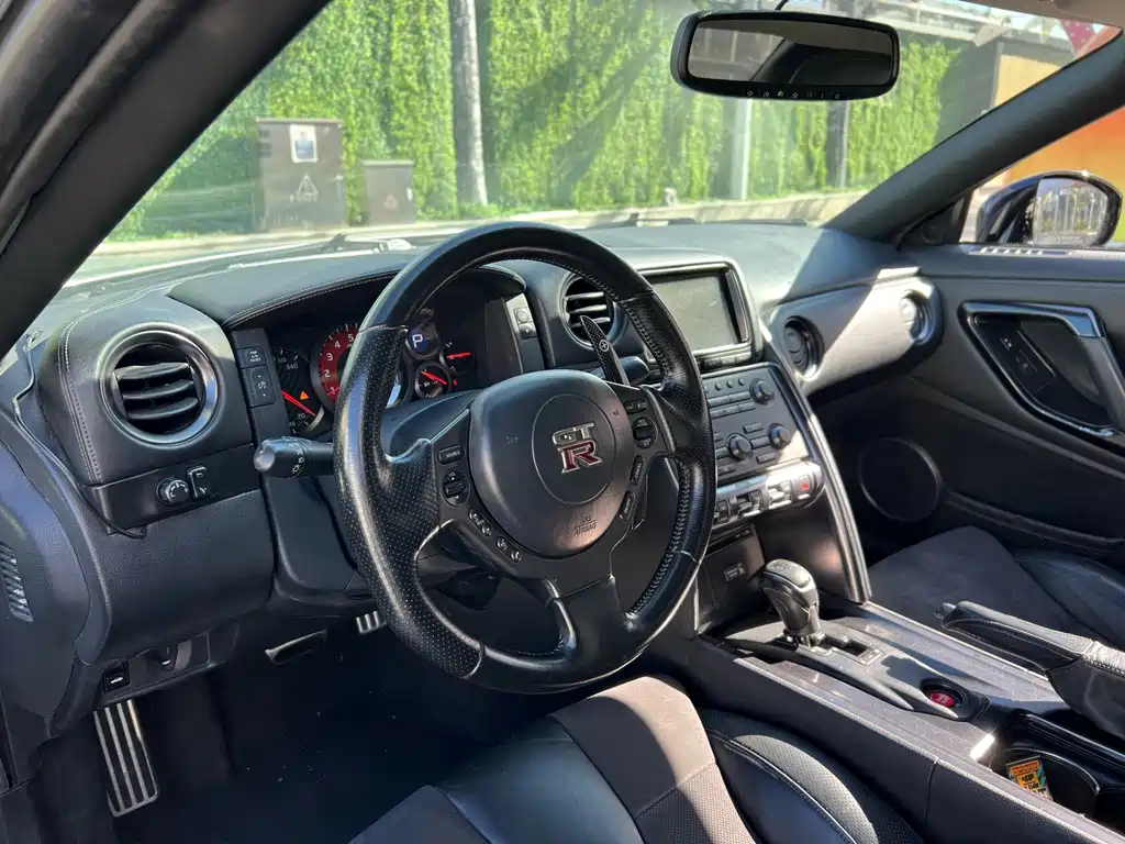 Nissan GT-R — миниатюра 10