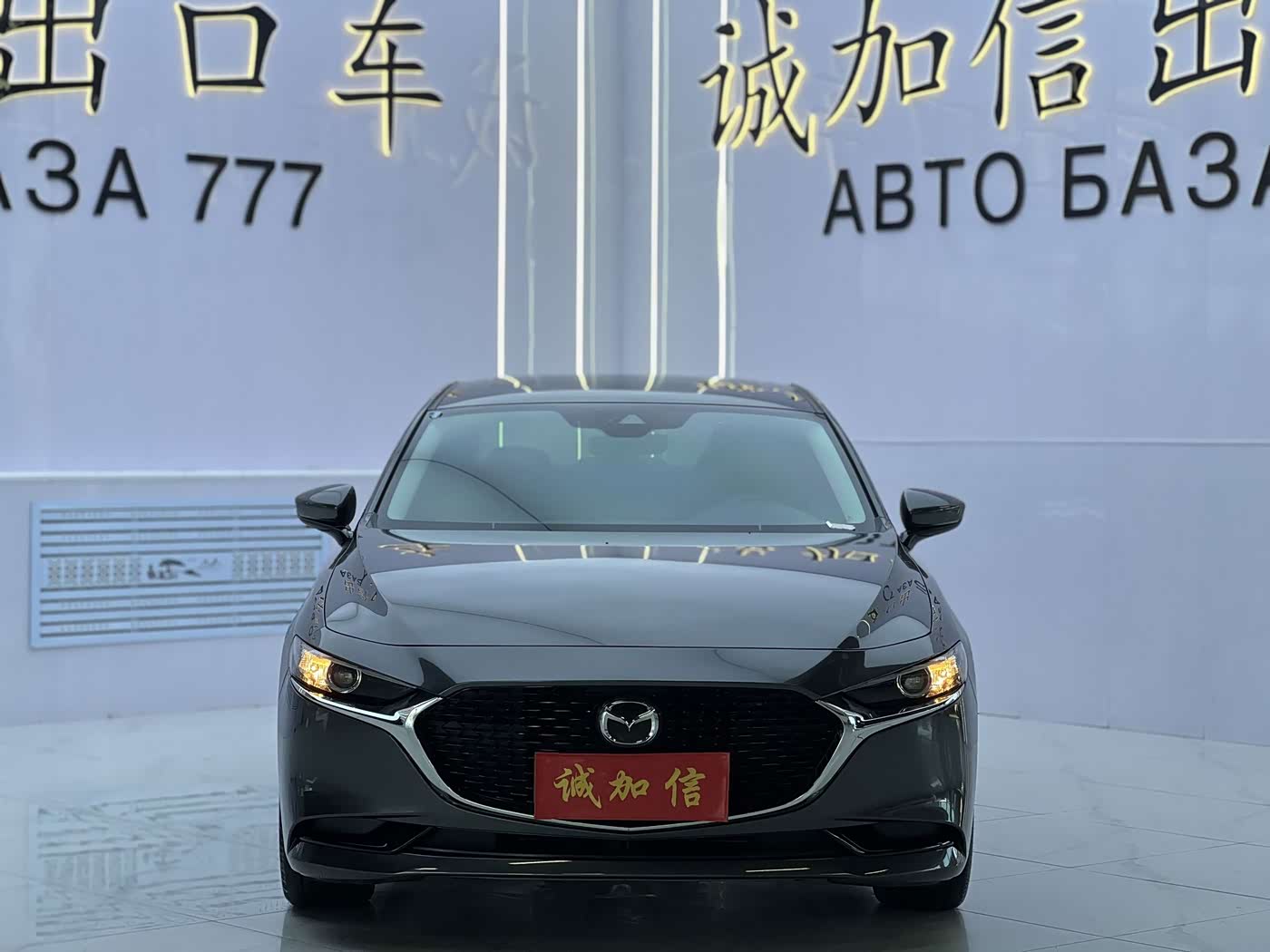 Mazda Mazda3 Axela 2.0 л 2023 г. Серебристо-серый, пробег 5000 км