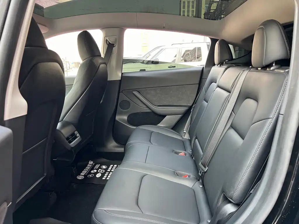 Tesla Model Y — миниатюра 8