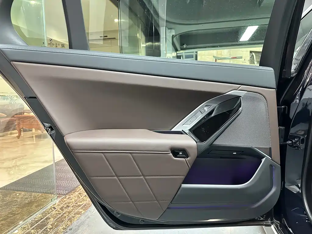 BMW 7 Series — миниатюра 21