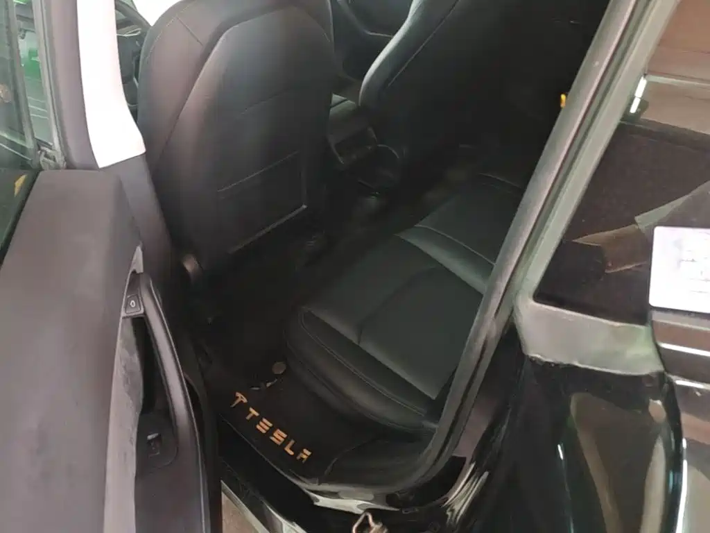 Tesla Model Y — миниатюра 13