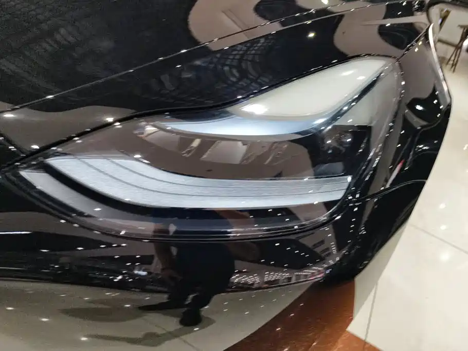 Tesla Model 3 — миниатюра 5