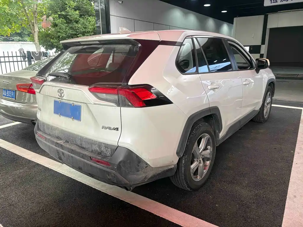 Toyota RAV4 — миниатюра 7