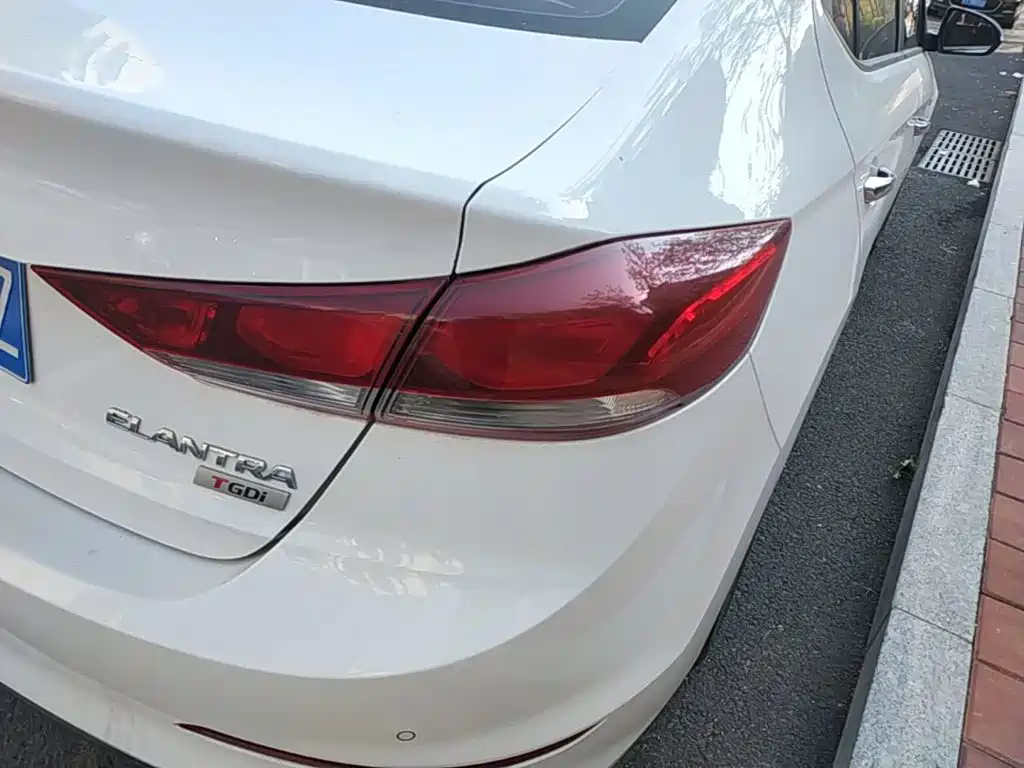 Hyundai Elantra — миниатюра 8