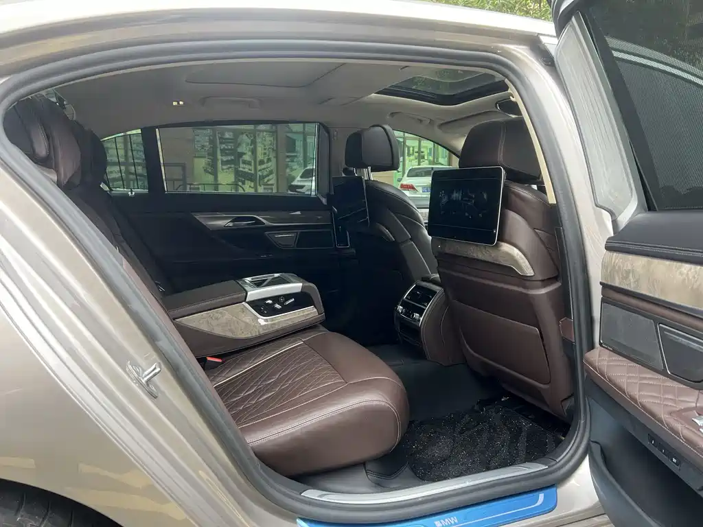 BMW 7 Series — миниатюра 17