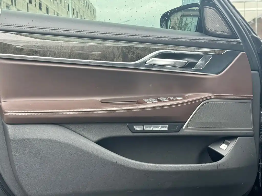 BMW 7 Series — миниатюра 16