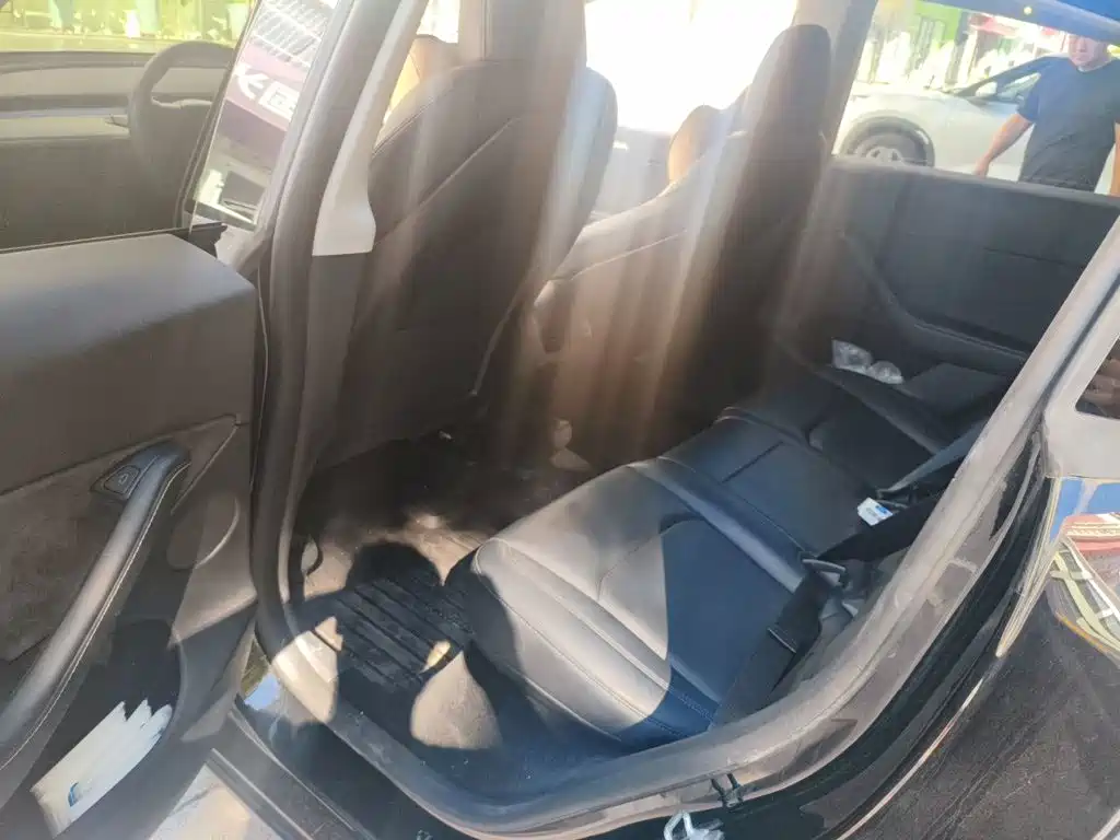 Tesla Model Y — миниатюра 18