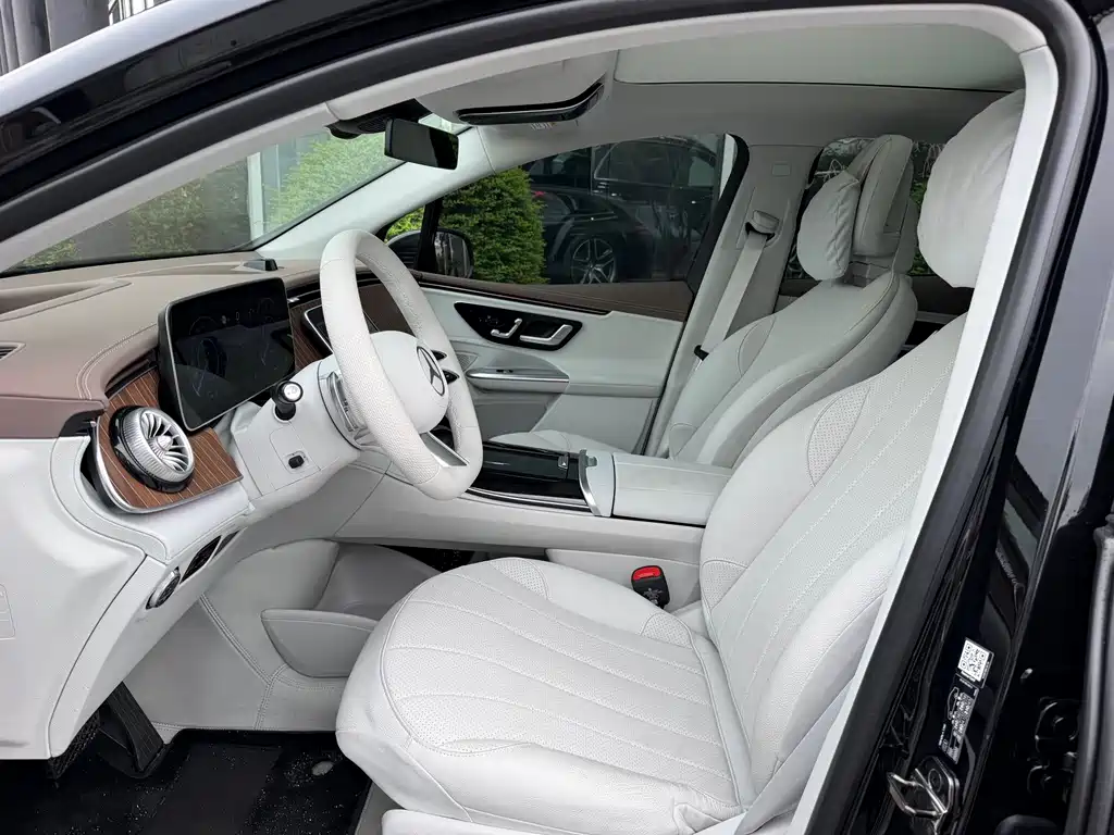 Mercedes-Benz EQE SUV — миниатюра 16