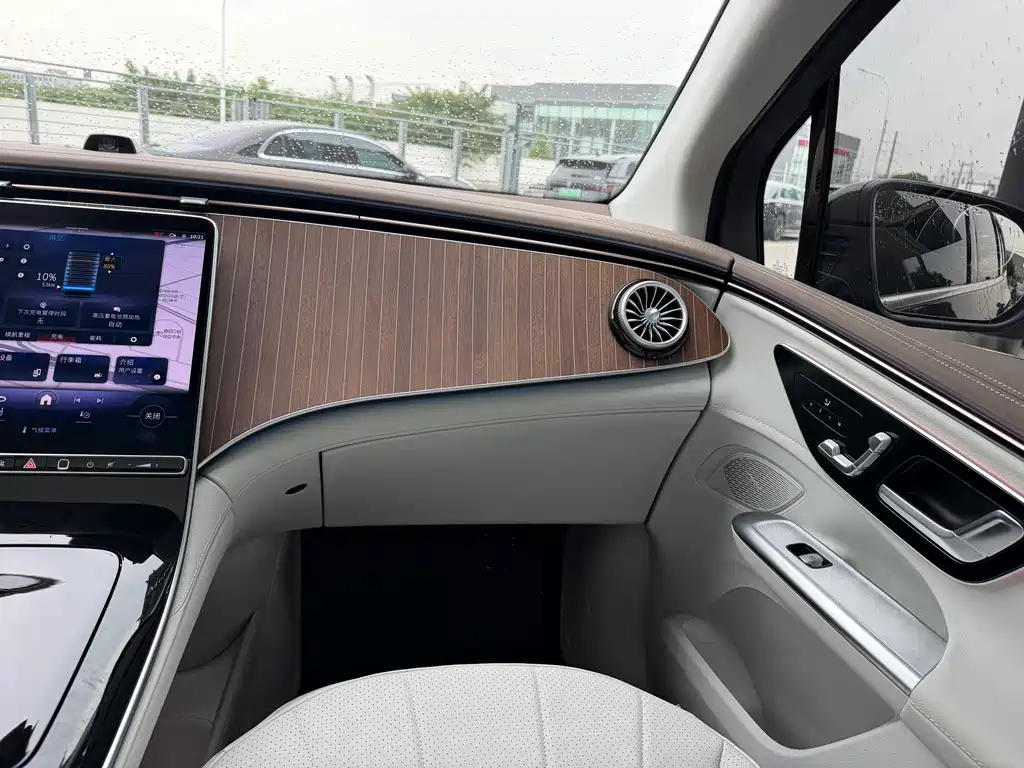 Mercedes-Benz EQE SUV — миниатюра 23