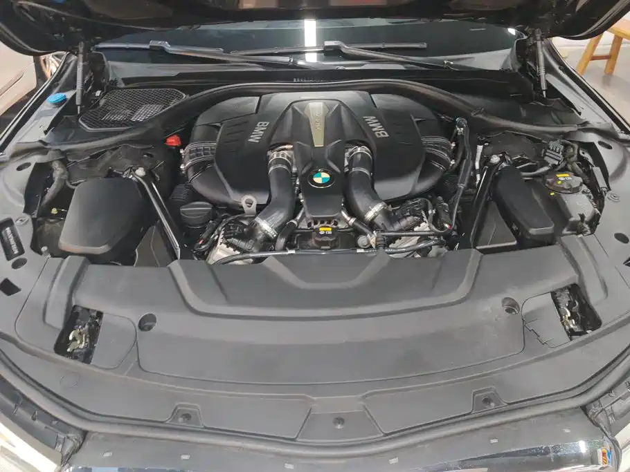 BMW 7 Series — миниатюра 10
