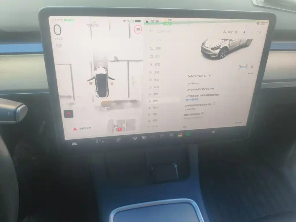 Tesla Model Y — миниатюра 12