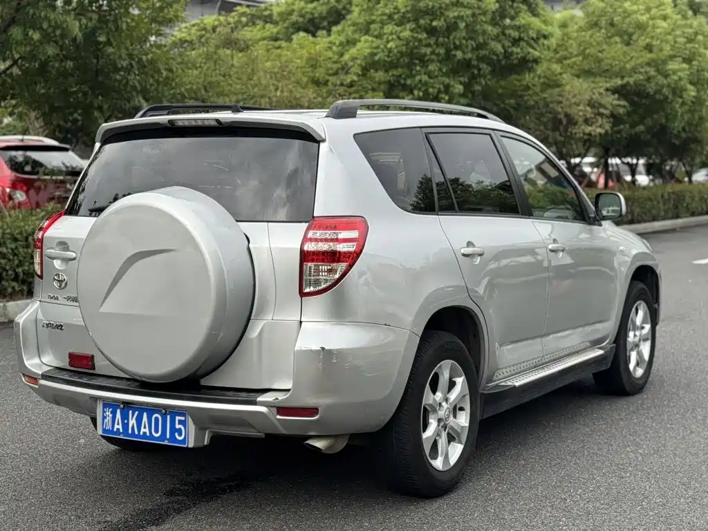 Toyota RAV4 — миниатюра 12