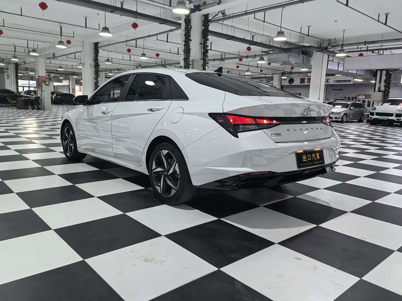 Hyundai Elantra 1.5 л 2023 г. Белый, пробег 17300 км