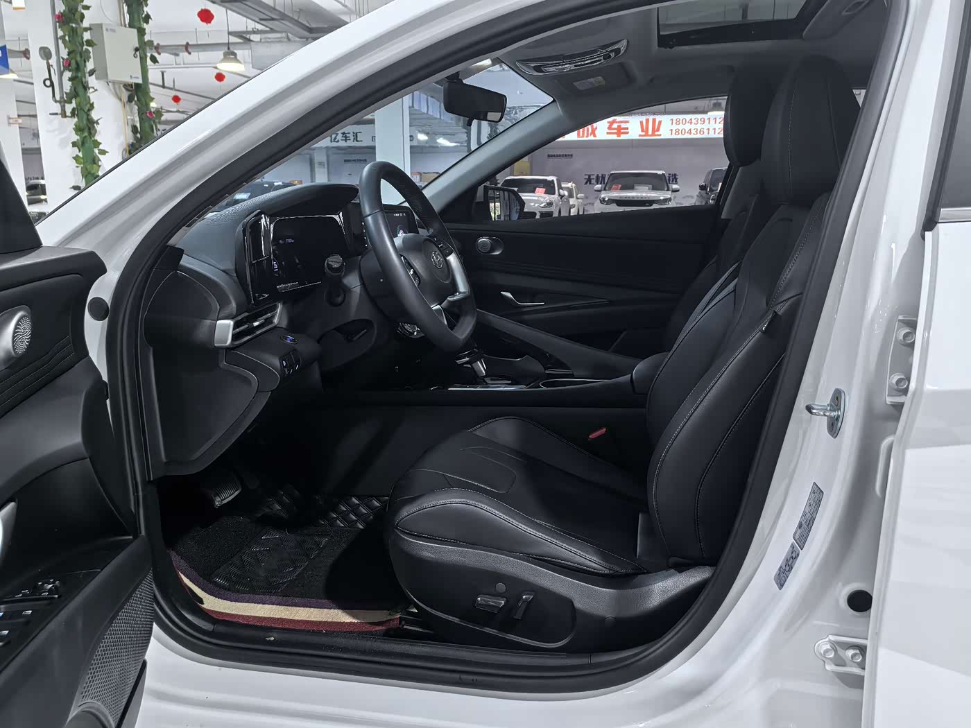Hyundai Elantra 1.5 л 2023 г. Белый, пробег 17300 км