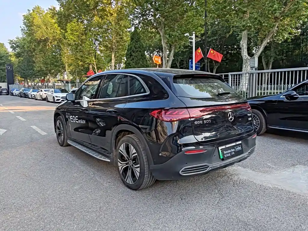 Mercedes-Benz EQE SUV — миниатюра 17