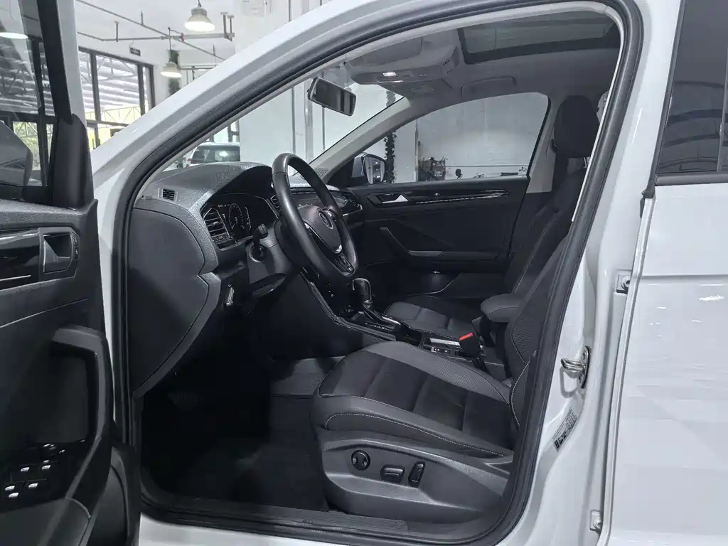 Volkswagen T-Roc — миниатюра 8