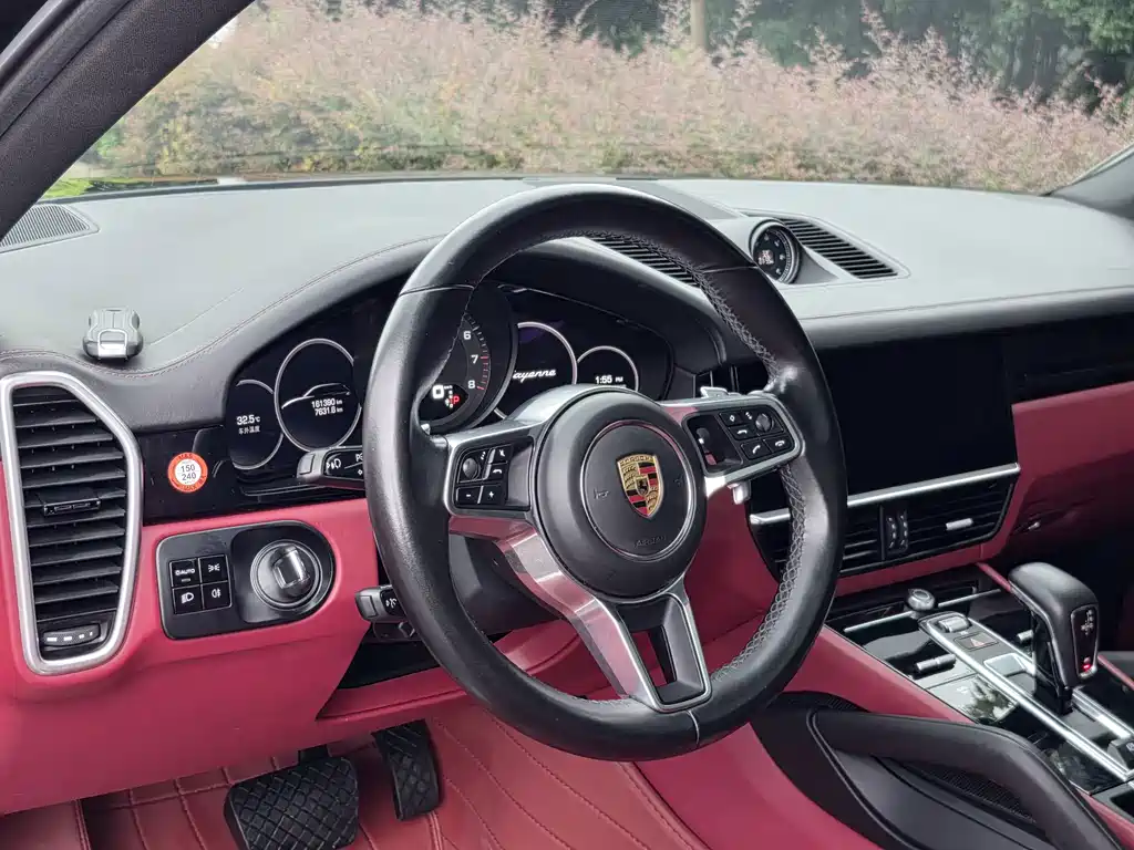 Porsche Cayenne — миниатюра 7