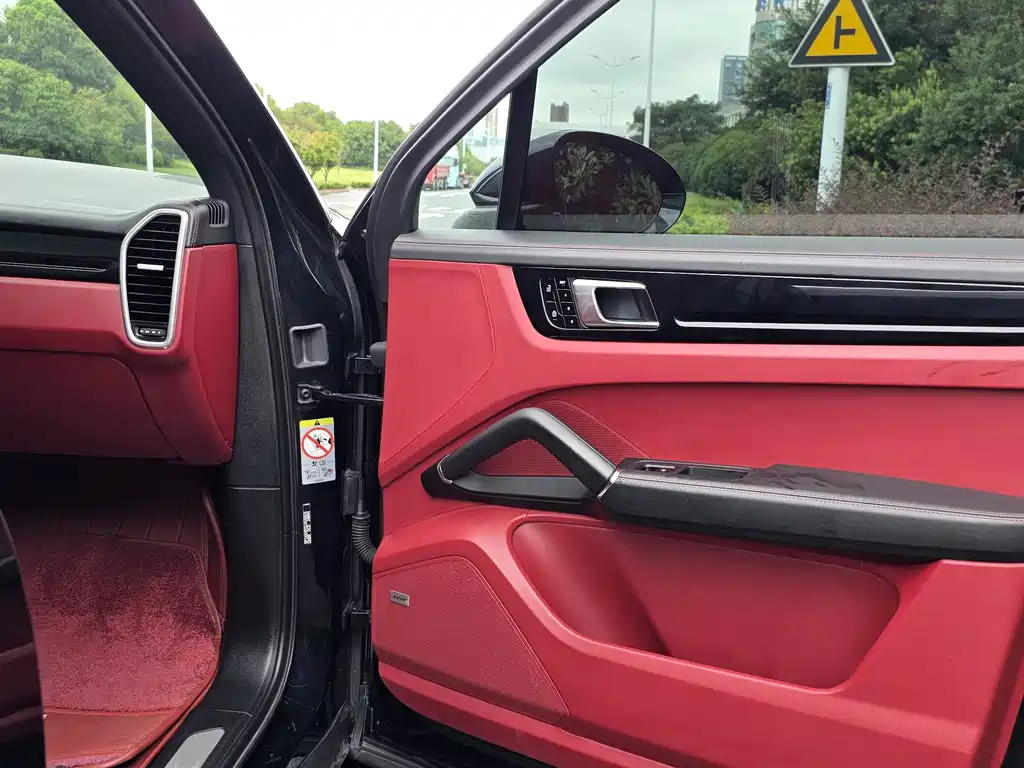 Porsche Cayenne — миниатюра 13